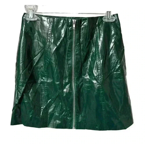 Forever 21 Contemporary Green Zippered Vinyl Mini Skirt Size Small - Picture 1 of 5
